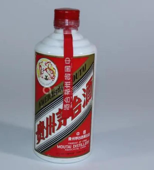 贵州茅台镇酱香酒五十三度：中国传统酿酒工艺的瑰宝